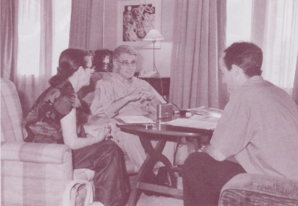De izquierda a derecha: La intérprete Loto Perrella, el Doctor Brian Weiss y el entrevistador Josep Agustín. Foto: Natalia Campoy.